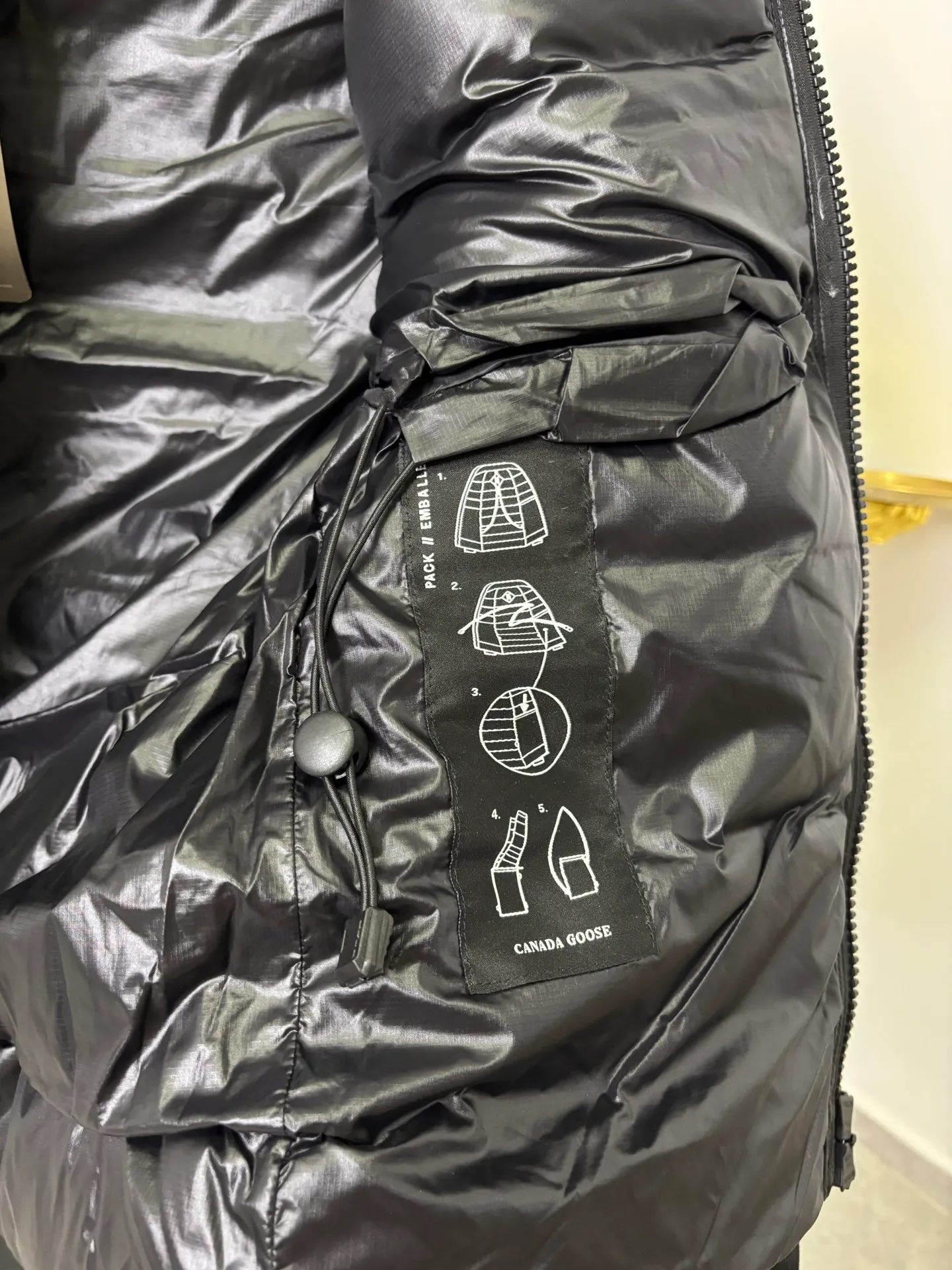P570 Style number: DC221# [Canada Goose] CROFTON Canada Goose series lightweight 90 down vest R water-repellent treatment Winall windproof fabric 90 white duck down 700 down filling Original mold opening 1:1 Detailed production The upper body effect is stunning The highest version on the market Six sizes~ Color: Black Silver Size: XS-XXL [Picture 9️⃣ Size chart]